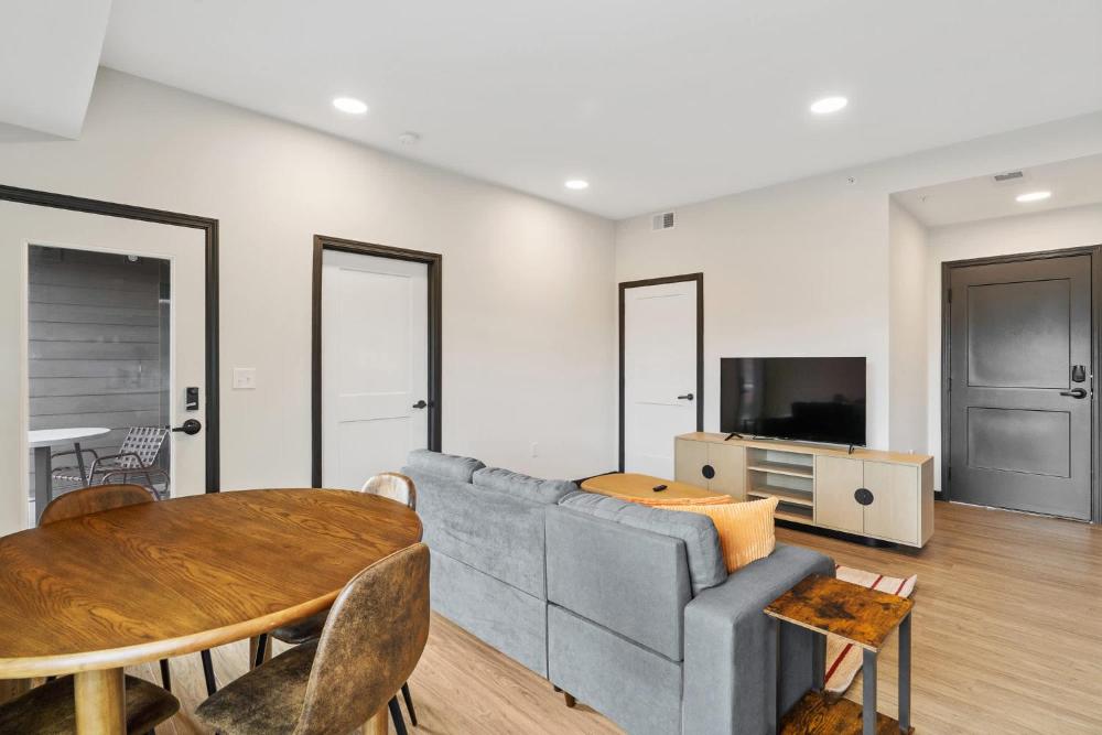 CozySuites Mass with parking lounge & roof deck #32